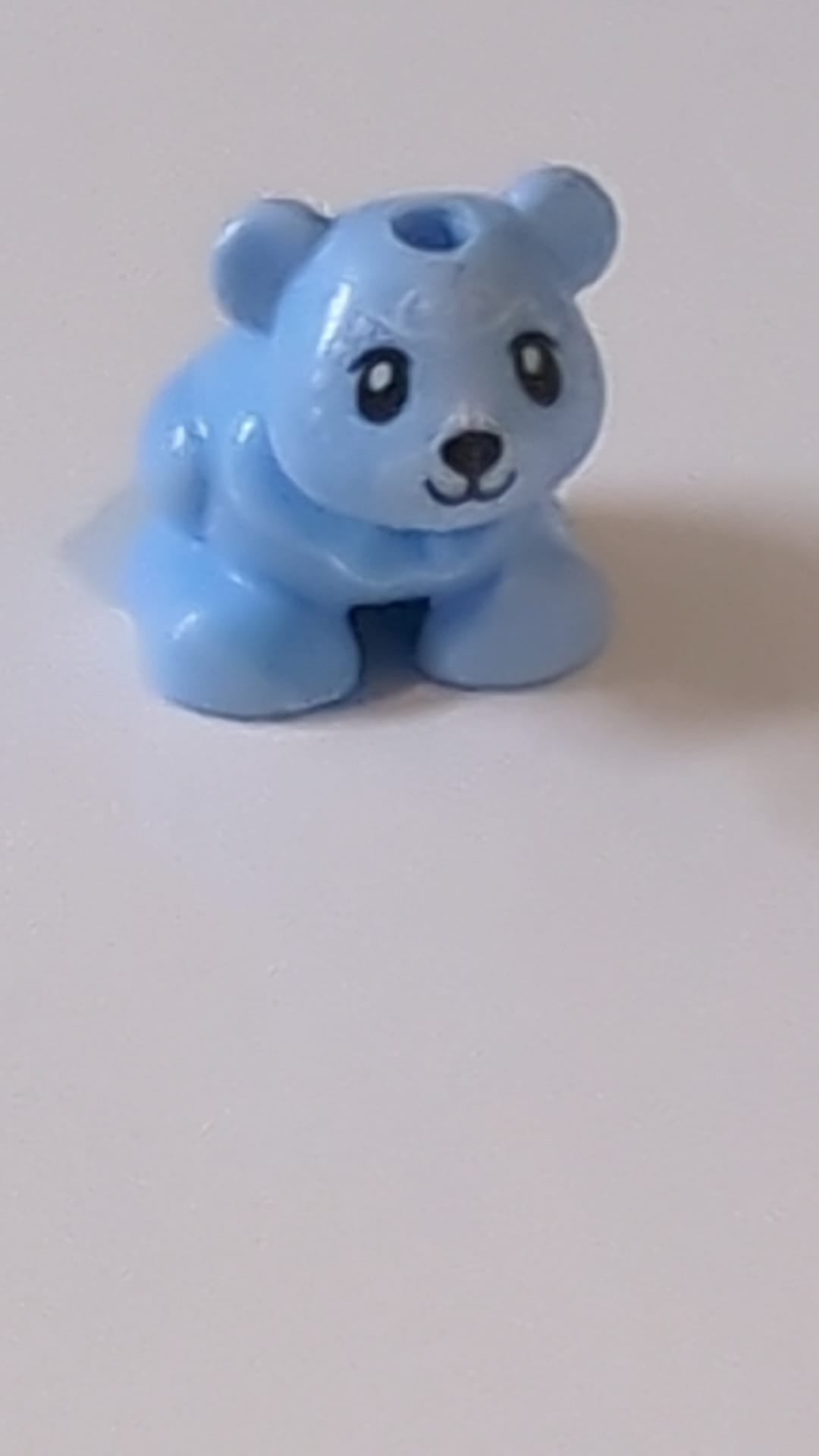 Hamster / Maus, Mini-Puppenstil mit schwarzen Augen, Nase und Mund sowie weißer Schnauze und Gesichtsverzierungen Muster "Elves Lil" Blu hellblau