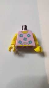 Oberteil mit Knoten am unteren Rand, verziert mit blauen Blumen, gelbem Muster an Hals und Bauch / gelbe Arme / gelbe Hände rosa