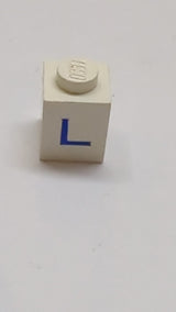 1x1 Stein mit blauem Großbuchstaben-L-Muster weiß