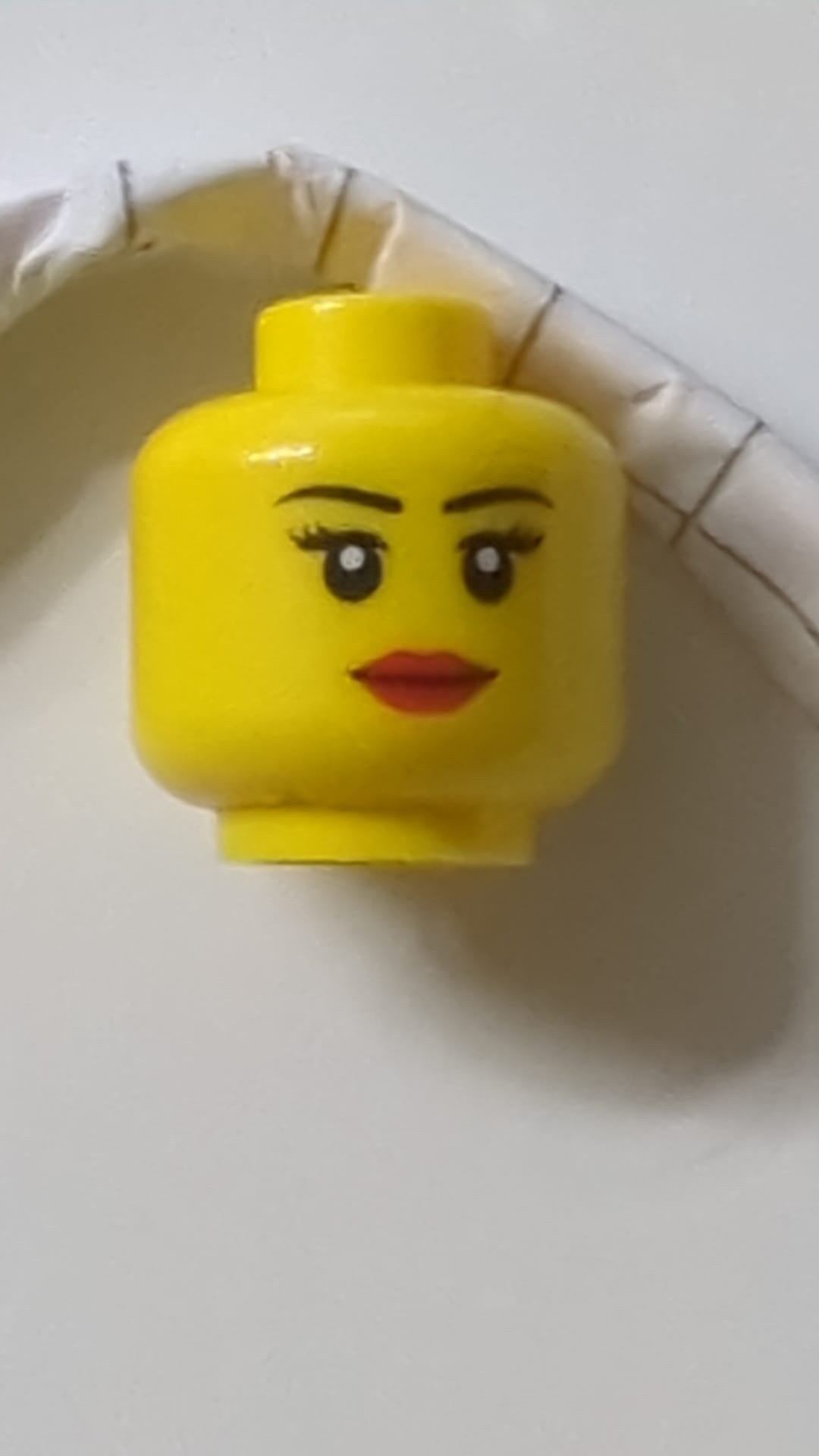 Minifigur, weiblicher Kopf, schwarze, dünne Augenbrauen, Wimpern, rote Lippen grin muster gelb