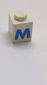 1x1 Stein mit blauem Großbuchstaben M Muster Fettschrift weiß