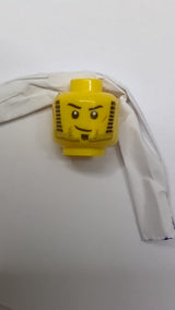 Minifigur, Kopf: Schwarze Augenbrauen, Koteletten und Kinnbart, Dunkelblaugrauer Bartstoppel, Orangefarbene Narbe, Grinsen gelb