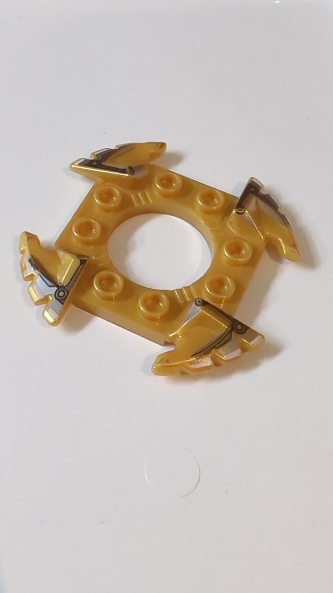 4x4 Ring mit 2x2 Loch und 4 gezahnten Enden mit schwarz-silbernem Muster (Ninjago Spinner Crown) pearlgold