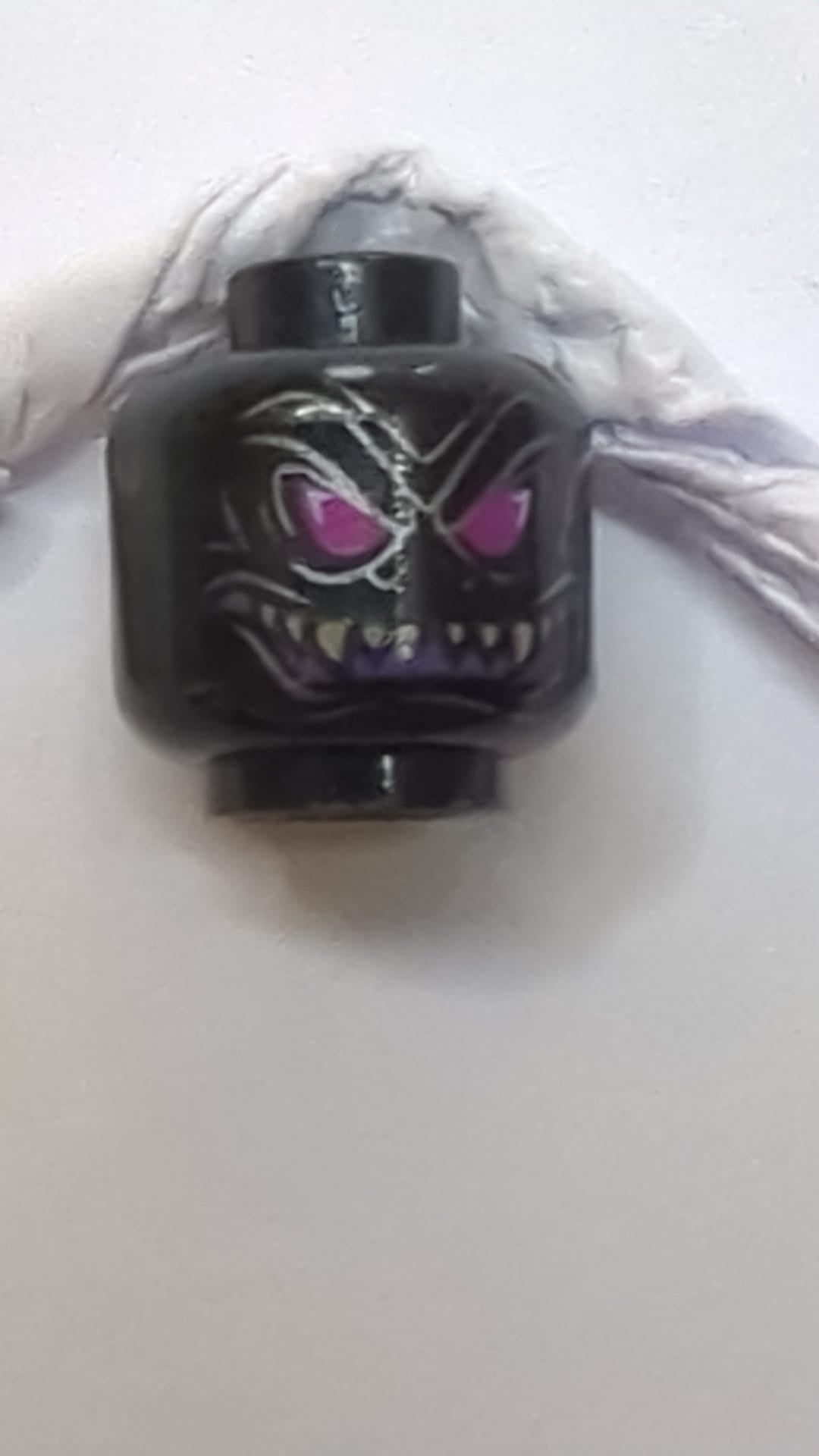 Minifigur, Alienkopf mit magentafarbenen Augen, dunkelviolettem Grinsen mit scharfen Zähnen und goldenem Wirbelmuster auf dem Rücken schwarz