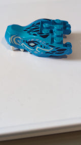 Drachenkopf „Ninjago“ mit Kiefer und zwei Griffen auf der Rückseite, helltürkisen Augen, weißen Zähnen und einem Schuppenmuster in Dunkelblau und Metallic-Hellblau dunkelazur