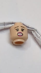 Minifigur, Kopf doppelseitig weiblich dunkelrosa Lippen, Augenbraue hochgezogen / ängstlich Muster "Red Harrington" hellnougat (fleischfarben)