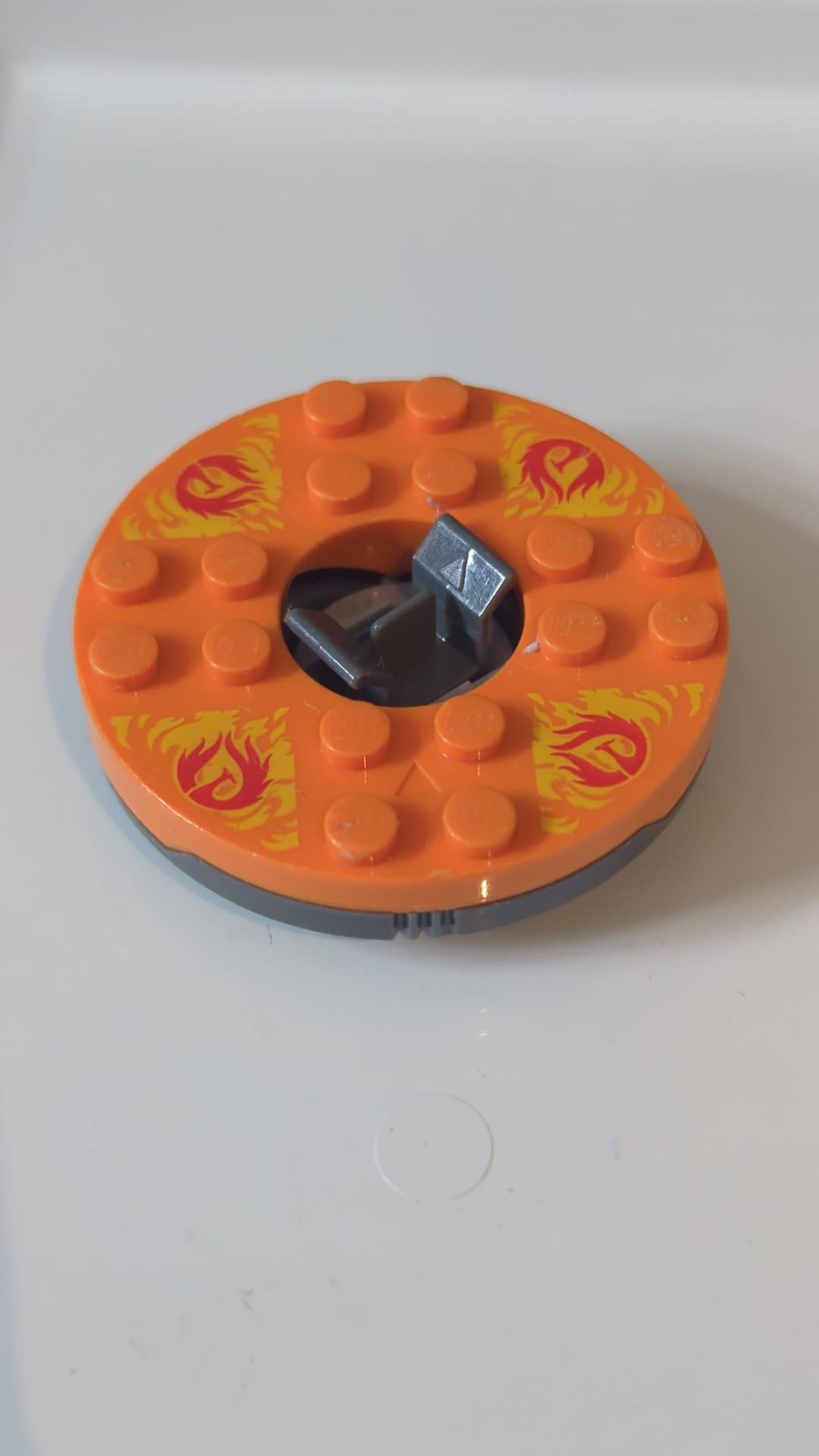 6x6x1 1/3 Ninjago Spinner, runde Basis mit orangefarbener Oberseite und Muster aus roten Phönixen auf gelben Flammen (Ninjago-Spinner) neudunkelgrau