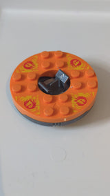 6x6x1 1/3 Ninjago Spinner, runde Basis mit orangefarbener Oberseite und Muster aus roten Phönixen auf gelben Flammen (Ninjago-Spinner) neudunkelgrau