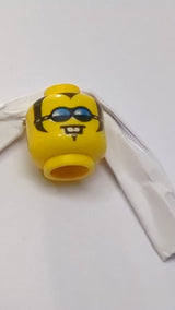 Minifigur, Kopf mit Black-Widow-Schnitt, Koteletten und Kinnbart, Sonnenbrille mit blauen Gläsern, neutrales Fell mit weißem Hasenzahnmuster gelb