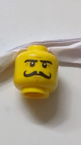 Minifigur, Kopf, langer, lockiger Schnurrbart, strenge Augenbrauen, weiße Pupillen gelb