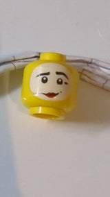 NEU Minifigur, Kopf: Schwarze Augenbrauen und Grübchen, Weiße Gesichtsbemalung, Rote Lippen, Schiefes Grinsen gelb