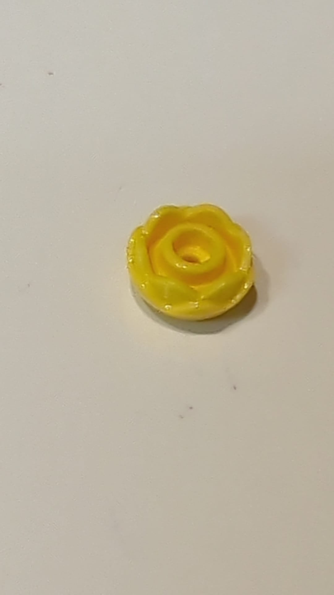 NEU Rundes Blumen-Element, zweilagig (Pfingstrose/Rose), mit offenem Steckansatz und kleiner Stiftbohrung gelb