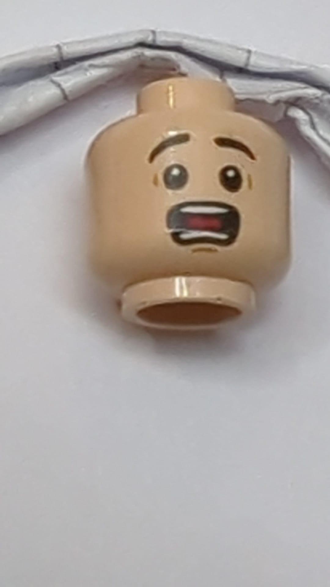 Minifigur, Kopf: Schwarze Augenbrauen, große Augen, offener Mund, Zähne und Zunge, überraschtes Gesichtsausdruck hellnougat (fleischfarben)