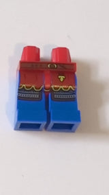 NEU Hüften und blaue Beine mit rotem Wappenrock, rotbraunem Gürtel und silbernem Kettenhemdmuster rot