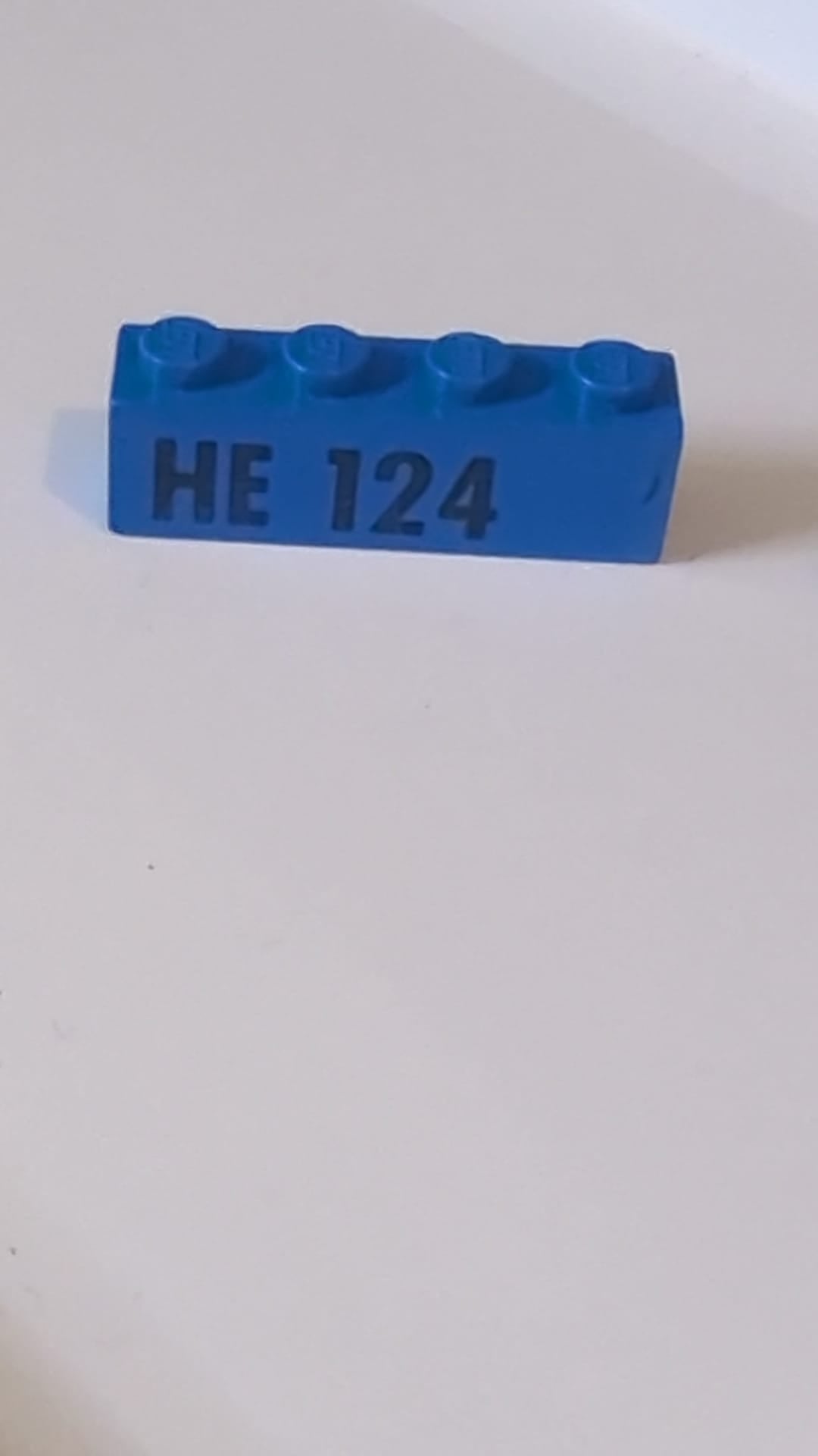 1x4 Stein mit schwarzem „HE 124“-Muster blau