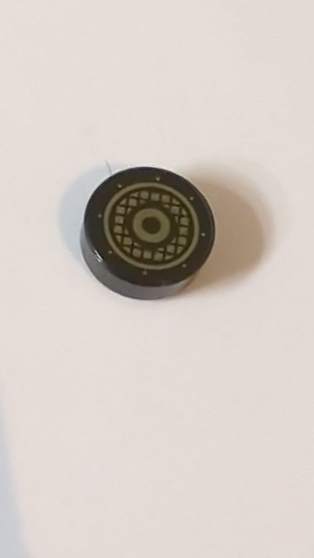 1x1 Fliese rund mit goldenen konzentrischen Kreisen und Lautsprechergittermuster schwarz