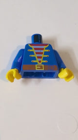 Offene Piratenjacke mit gelbem Besatz über einem Hemd mit rot-weißen Querstreifen, dunkelorangefarbener Gürtel mit Schnallenmuster / blaue Ärmel / gelbe Hände blau