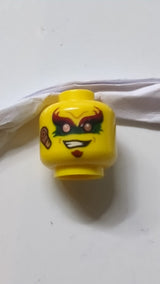 Minifigur, Kopf mit roten Augenbrauen, grüner Augenfarbe, schiefem Lächeln, kupferfarbenem Ohrstückmuster gelb
