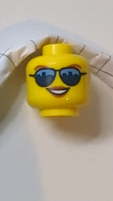 Minifigur, Kopf weiblich, dunkelorange Augenbrauen und Lippen, Sonnenbrille mit dunkelblauen Skyline-Reflexionen, offenes Lächeln mit Zahnmuster "BAM" gelb