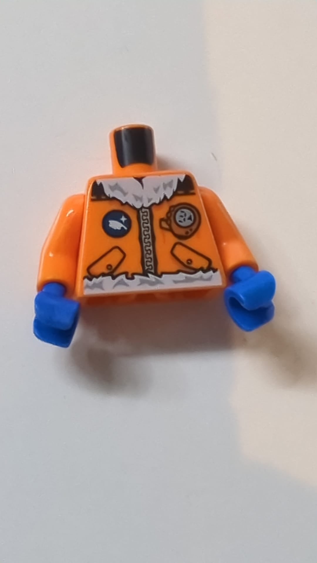 Torso mit Arctic Explorer Logo, Reißverschluss und weißem Pelzbesatzmuster / orangefarbene Arme / blaue Hände orange