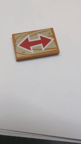 2x3 Fliese mit rotem und weißem Pfeil auf hellbraunem Holzmaserungsmuster hellbraun nougat