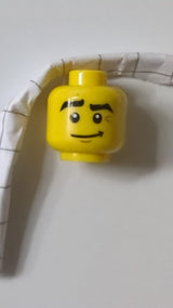 Minifigur, Kopf: Schwarze Augenbrauen, hochgezogene rechte Augenbraue, schiefes Lächeln gelb