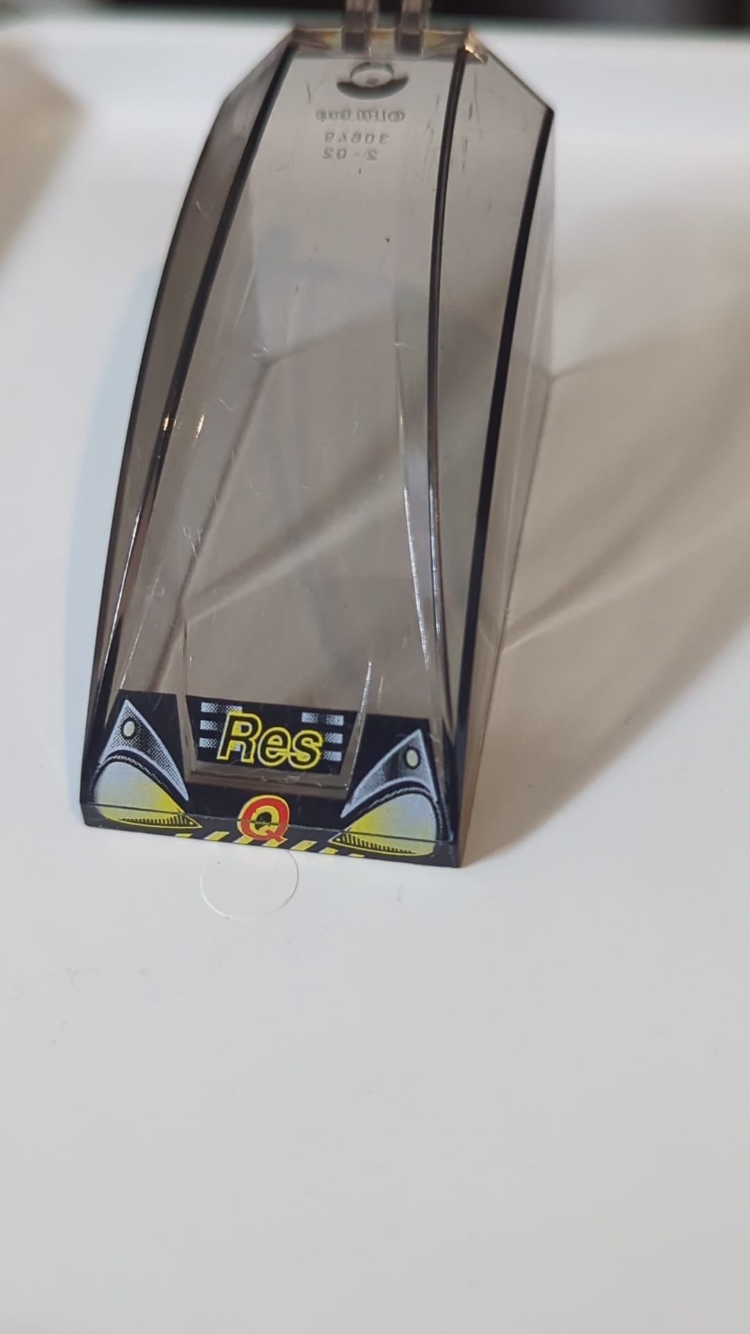 8x4x4 Windschutzscheibe gebogen mit 2 Fingern mit Scheinwerfern und Res-Q-Muster transparent braun (alt: schwarz)