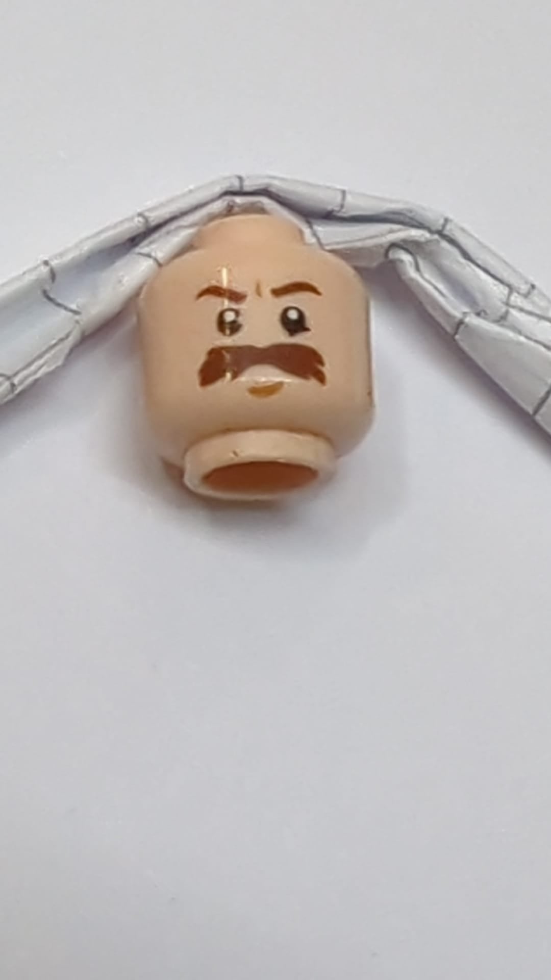 Minifigur, Kopf, Schnurrbart, braun, buschig, groß, braune Augenbrauen, weiße Pupillen, Muster „SW Trooper“ hellnougat (fleischfarben)
