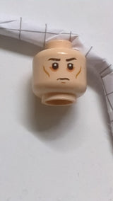 Minifigur, Kopf: Schwarze Augenbrauen, Weiße Pupillen, Wangenfalten, Augenringe, Stirnrunzeln hellnougat (fleischfarben)