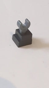 Beinskelett mit perlmuttfarbenem, dunkelgrauem Quadratfuß pearlsilber