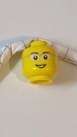 Minifigur, Kopf mit rötlich-braunen Augenbrauen, Brille mit hellblaugrauem Gestell und weißen Gläsern, offener Mund mit Lächeln und sichtbaren Zähnen gelb