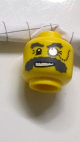 Minifigur, Kopf mit Brille, Monokel an Kette und buschigen, dunkelblaugrauen Augenbrauen und Schnurrbartmuster gelb