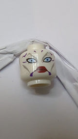 Minifigur, Kopf Alien SW Dathomirian Zabrak mit hellblaugrauen Augenbrauen und Wangenlinien, schwarzen Wimpern, großen hellblauen Augen, dunkelvioletten Markierungen, roten Lippen, Sternmuster weiß