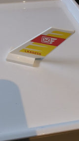 Heckspule mit Luftpostbrief-Logo und „LK60250“-Muster auf beiden Seiten weiß