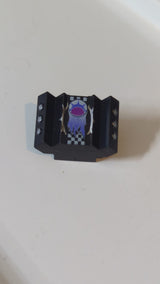 2x2 Stein, modifiziert  ohne Noppen, abgeschrägt mit angewinkelten seitlichen Block-Erweiterungen und Stachelmuster schwarz