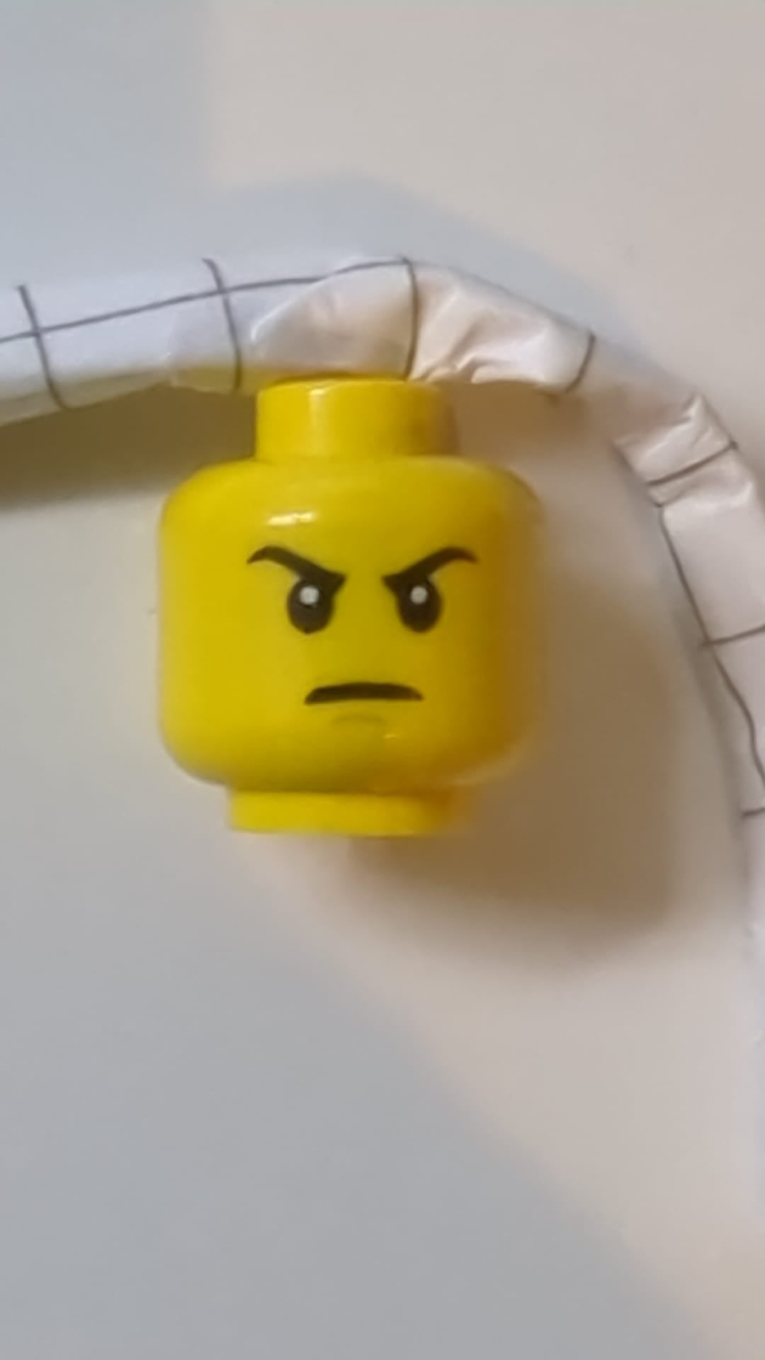 Minifigur, Kopf: Schwarze Augenbrauen, mittelgroßes nougatfarbenes Kinngrübchen, grimmiger Gesichtsausdruck gelb