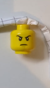 Minifigur, Kopf: Schwarze Augenbrauen, mittelgroßes nougatfarbenes Kinngrübchen, grimmiger Gesichtsausdruck gelb