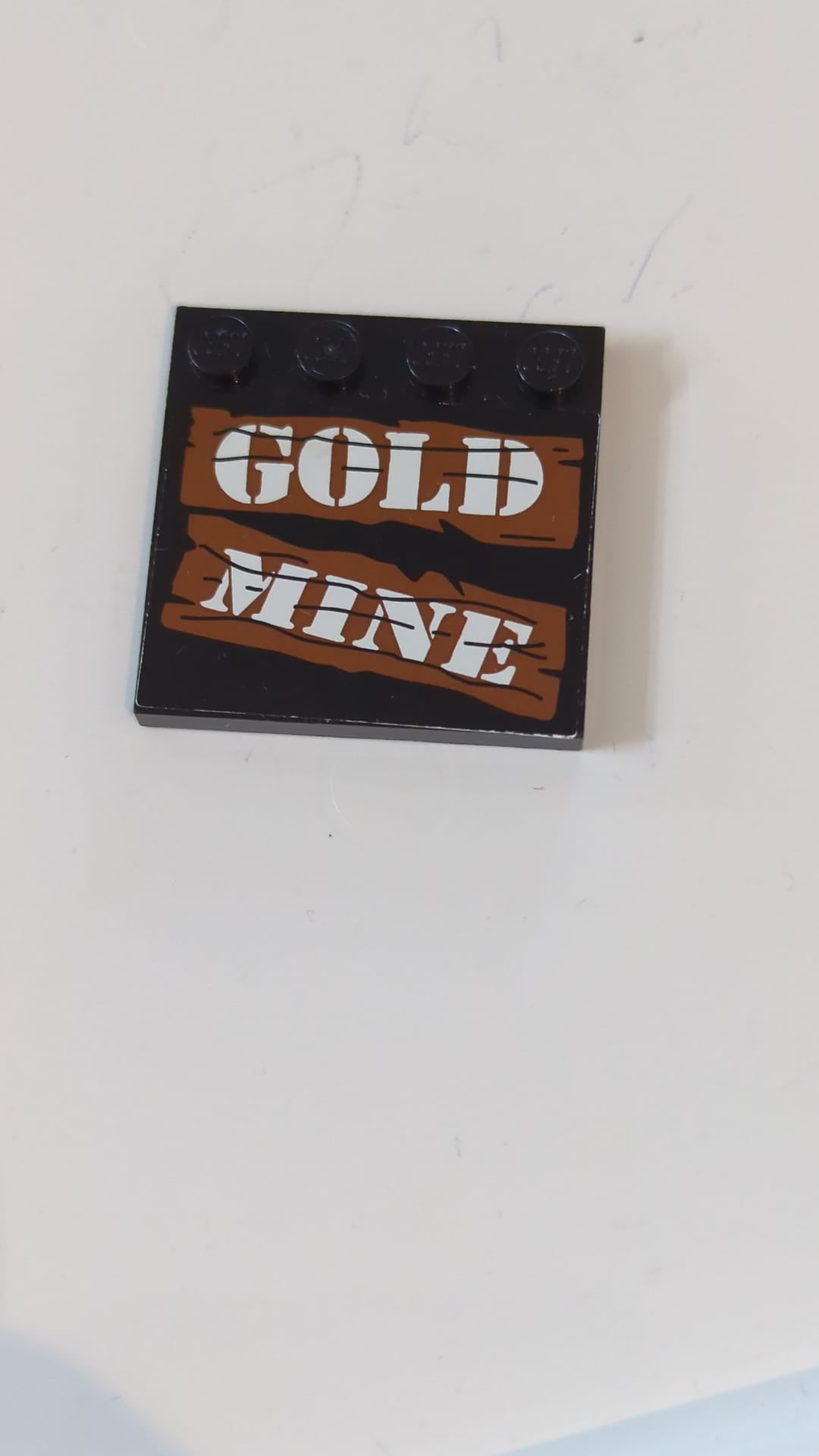4x4 Fliese, modifiziert  mit Noppen an der Kante, weißes „GOLD MINE“-Muster auf braunen Brettern, Aufkleber – Set 6761 schwarz