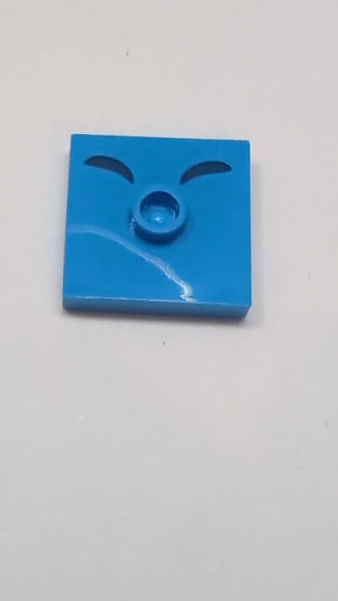 2x2 Platte modifiziert mit Nut und 1 Stift in der Mitte mit 2 schwarzen gebogenen Linien Muster "Super Mario Swoop Eyes" dunkelazur