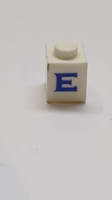 1x1 Stein mit blauem Großbuchstaben-E-Muster Serifenschrift weiß