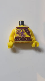Ninjago-Torso: Nackte Brustmuskulatur, lila Schlangen-Tattoos, Schlangenschnalle, Schultergurtmuster / gelbe Arme / gelbe Hände gelb