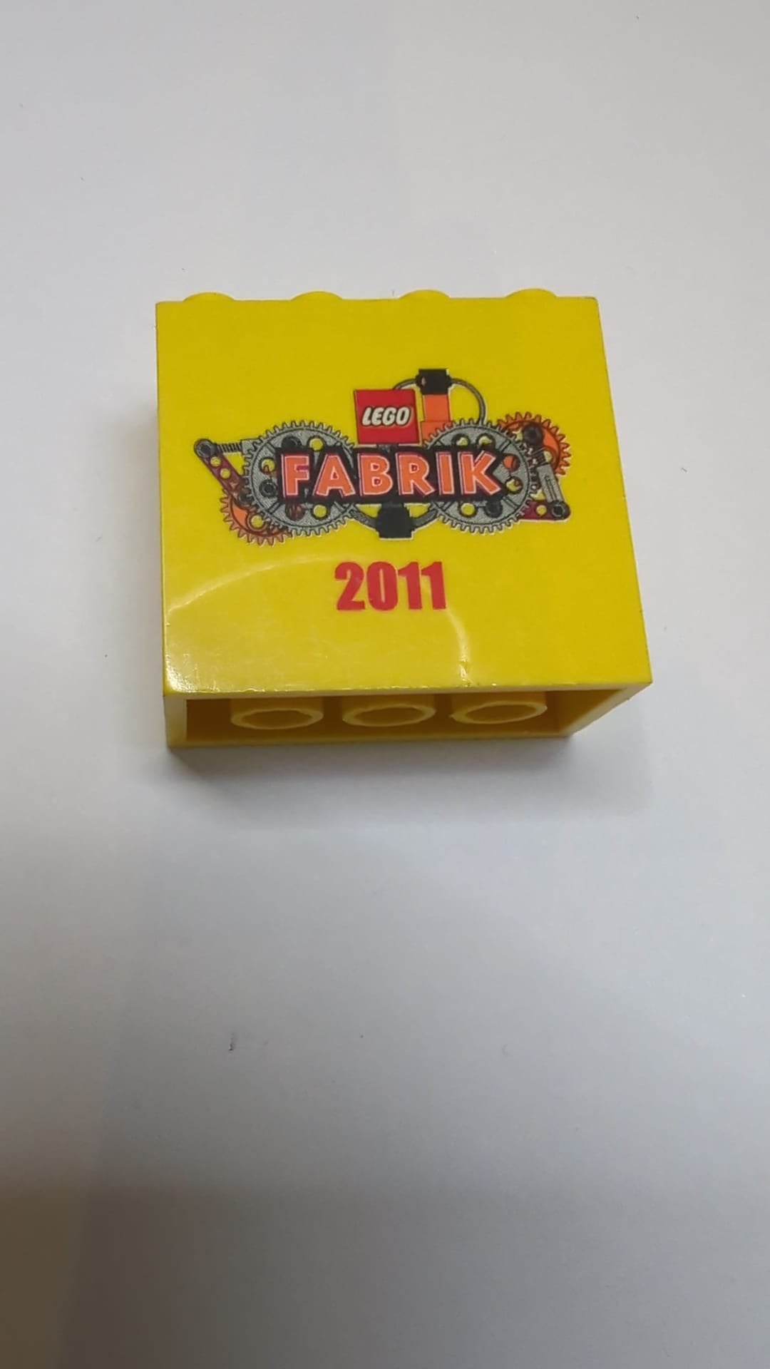 2x4x3 Stein mit LEGO Fabrik 2011 Muster gelb