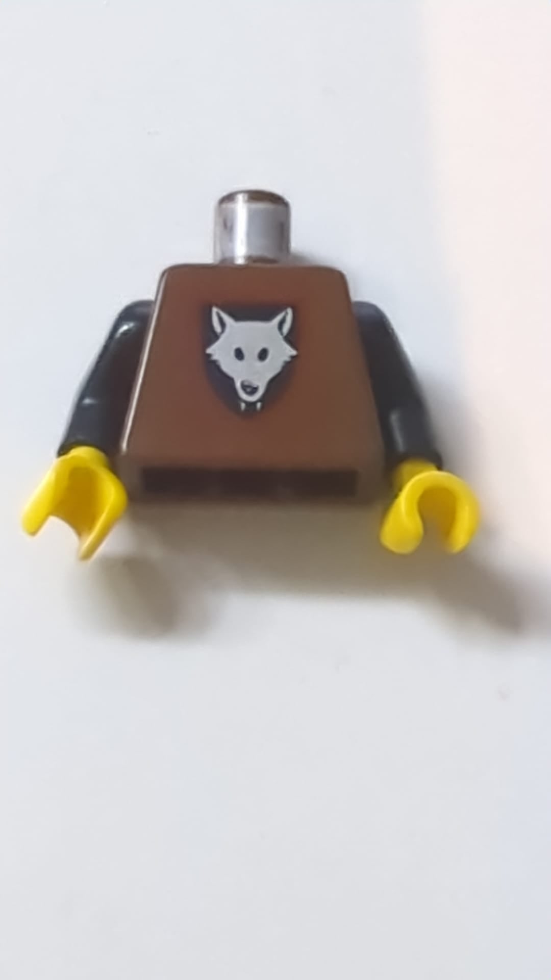 Torso: Burg-Wolfsrudel-Muster / Schwarze Arme / Gelbe Hände altbraun
