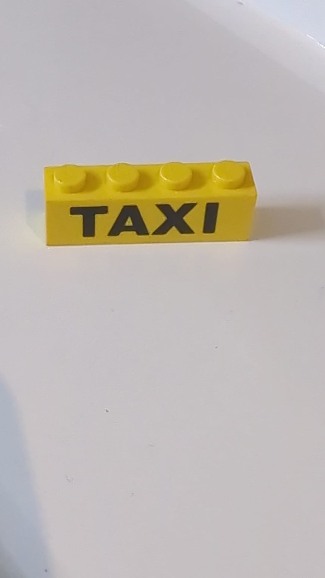 1x4 Stein mit schwarzem „TAXI“-Aufdruck gelb