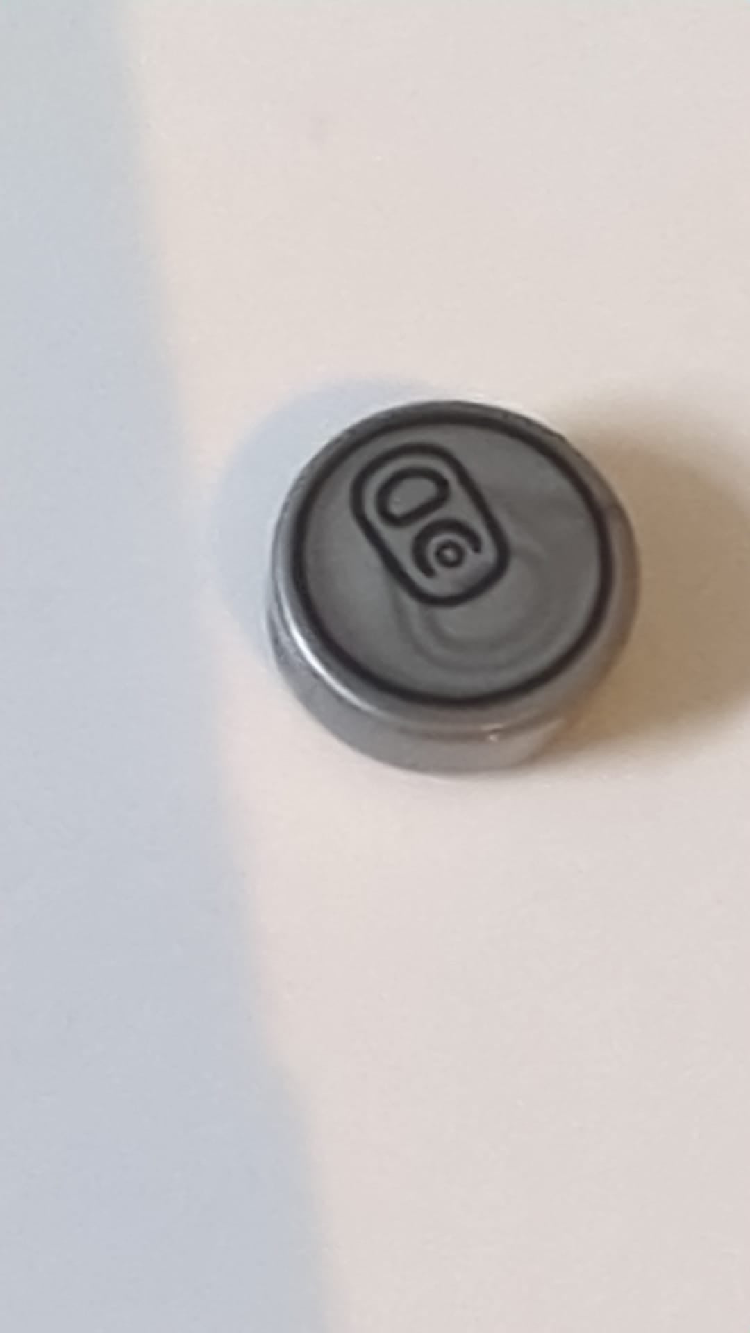 1x1 Fliese, rund  mit Motiv: Oberseite einer Limonadendose mit Zuglasche pearlsilber