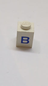 1x1 Stein mit blauem Großbuchstaben-B-Muster weiß