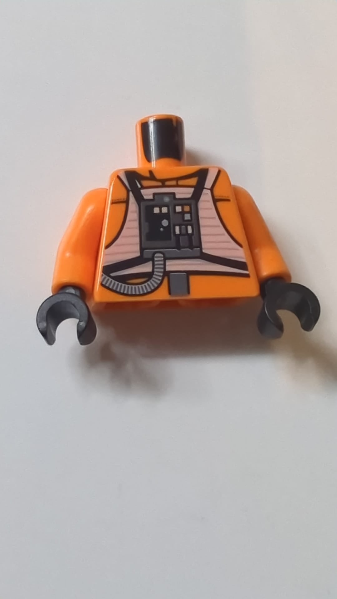 Torso eines SW-Rebellenpiloten mit aufgedrucktem Rückenmuster / orangefarbenen Armen / schwarzen Händen orange