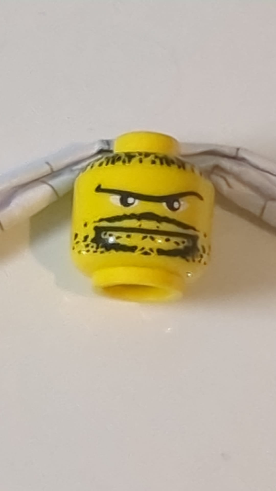 Minifigur, Kopf, dünner Schnurrbart, Spitzbart, lange Augenbrauen, Stoppelbartmuster gelb