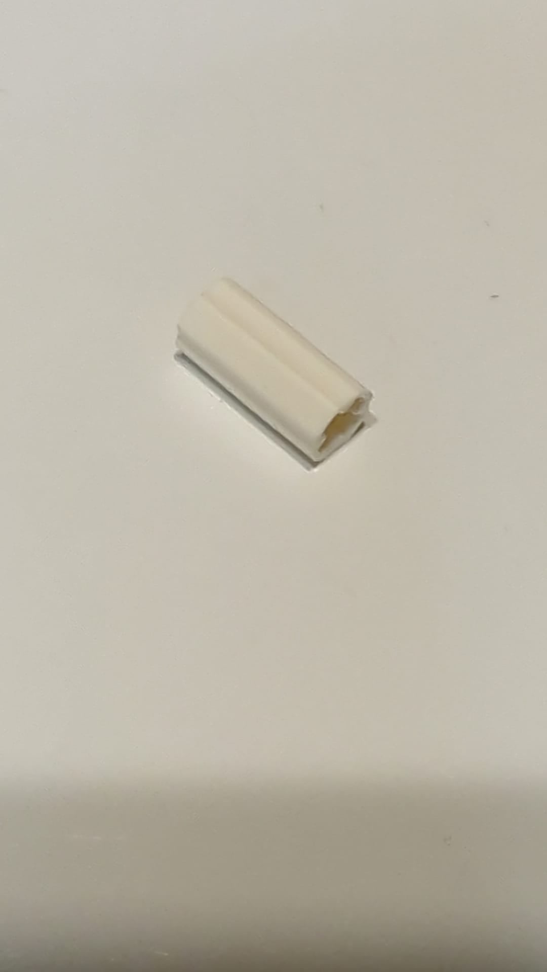NEU Technic, Achsverbinder 2L (glatt, mit Kreuzloch + Ausrichtung) weiß