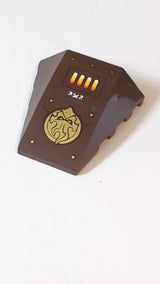 4x4 Keil, dreifach gewölbt, ohne Noppen, mit goldenem Chima-Adler-Emblem sowie Nieten- und Lüftungsschlitz-Muster (Aufkleber) – Set 70147 dunkelbraun